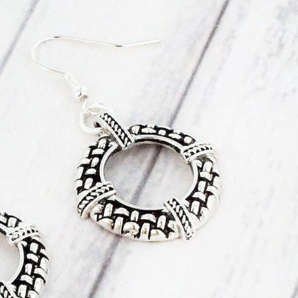 NWT *BOUTIQUE*  SILVER TONE HOOP EARRINGS